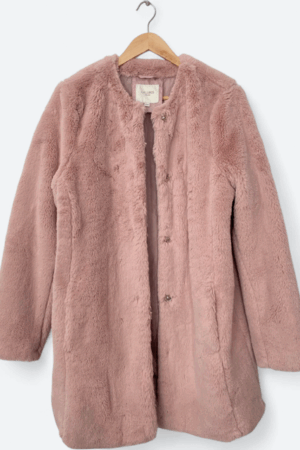 roze faux fur coat